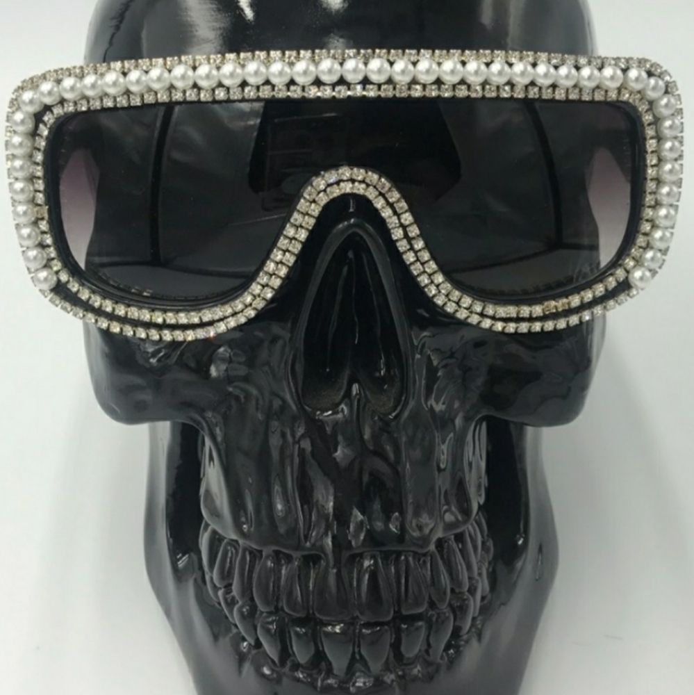 Sunglasses with pearls and gems 💎